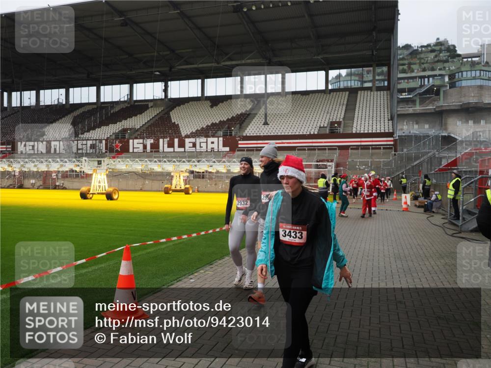 07.12.2025 - St. Pauli X-Mass-Run No. 15 Fabian Wolf http://msf.ph/oto/9423014 07.12.2025 11:56:41 Ziel 2596, 2598, 2599, 2929, 2932, 3007, 3433, 3842, 3843, 3844 meine-sportfotos.de