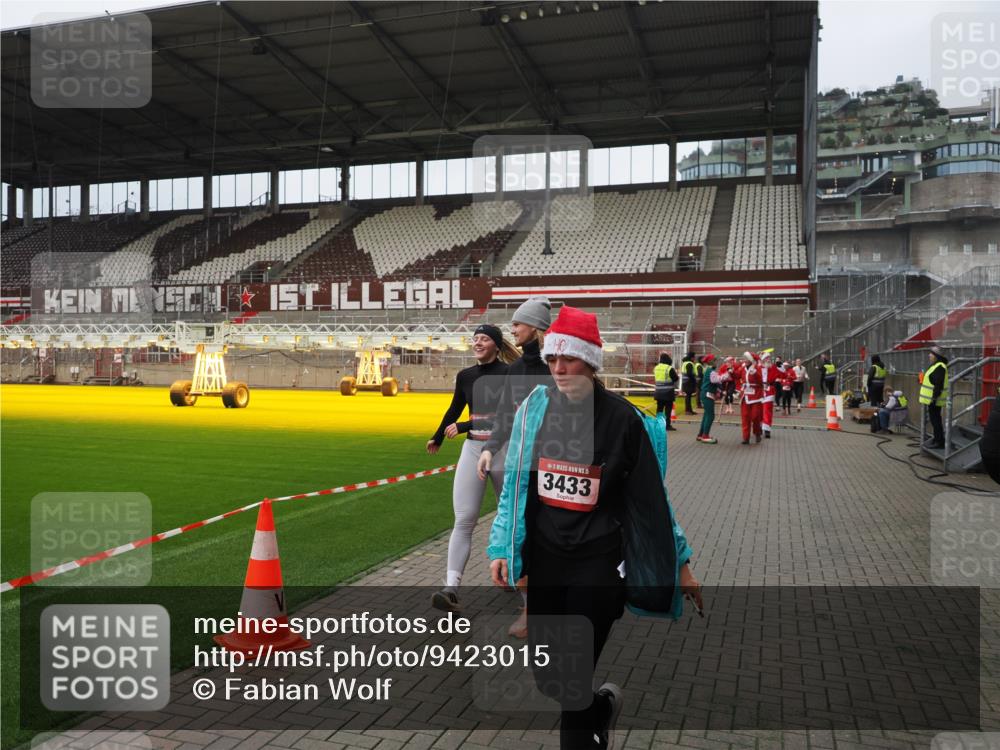 07.12.2025 - St. Pauli X-Mass-Run No. 15 Fabian Wolf http://msf.ph/oto/9423015 07.12.2025 11:56:41 Ziel 2596, 2598, 2599, 2929, 2932, 3007, 3433, 3842, 3843, 3844 meine-sportfotos.de