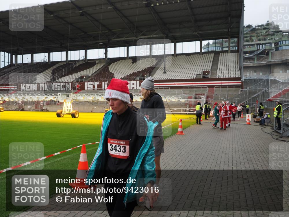 07.12.2025 - St. Pauli X-Mass-Run No. 15 Fabian Wolf http://msf.ph/oto/9423016 07.12.2025 11:56:42 Ziel 2596, 2598, 2599, 2929, 2932, 3007, 3433, 3842, 3843, 3844, 4172, 4174 meine-sportfotos.de