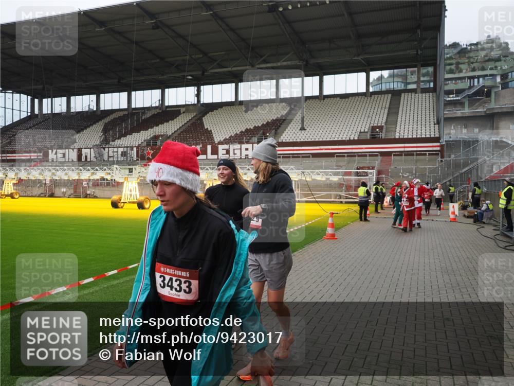 07.12.2025 - St. Pauli X-Mass-Run No. 15 Fabian Wolf http://msf.ph/oto/9423017 07.12.2025 11:56:42 Ziel 2596, 2598, 2599, 2929, 2932, 3007, 3433, 3842, 3843, 3844, 4172, 4174 meine-sportfotos.de