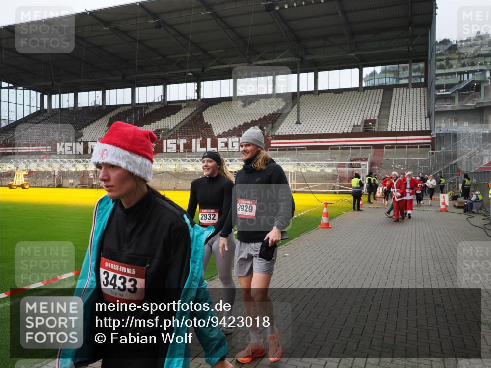 07.12.2025 - St. Pauli X-Mass-Run No. 15 Fabian Wolf http://msf.ph/oto/9423018 07.12.2025 11:56:42 Ziel 2596, 2598, 2599, 2929, 2932, 3007, 3433, 3842, 3843, 3844, 4172, 4174 meine-sportfotos.de
