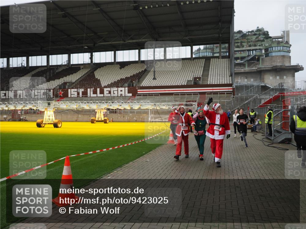 07.12.2025 - St. Pauli X-Mass-Run No. 15 Fabian Wolf http://msf.ph/oto/9423025 07.12.2025 11:56:49 Ziel 2596, 2598, 2599, 2824, 2825, 2826, 2929, 2932, 3459, 3842, 3843, 3844, 4172, 4174 meine-sportfotos.de