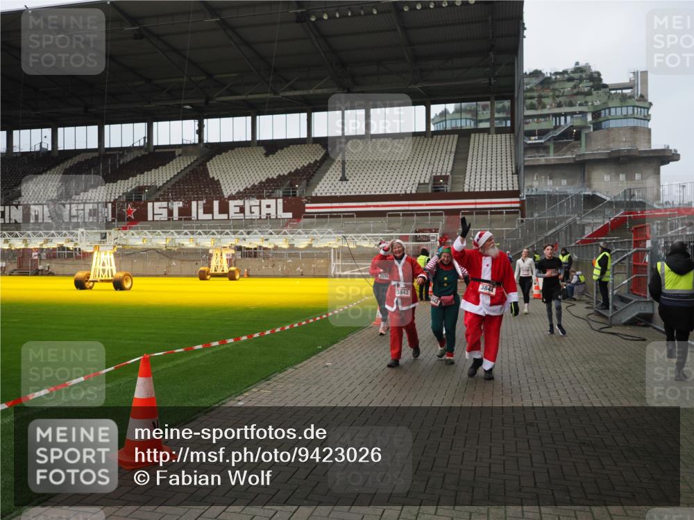 07.12.2025 - St. Pauli X-Mass-Run No. 15 Fabian Wolf http://msf.ph/oto/9423026 07.12.2025 11:56:49 Ziel 2596, 2598, 2599, 2824, 2825, 2826, 2929, 2932, 3459, 3842, 3843, 3844, 4172, 4174 meine-sportfotos.de