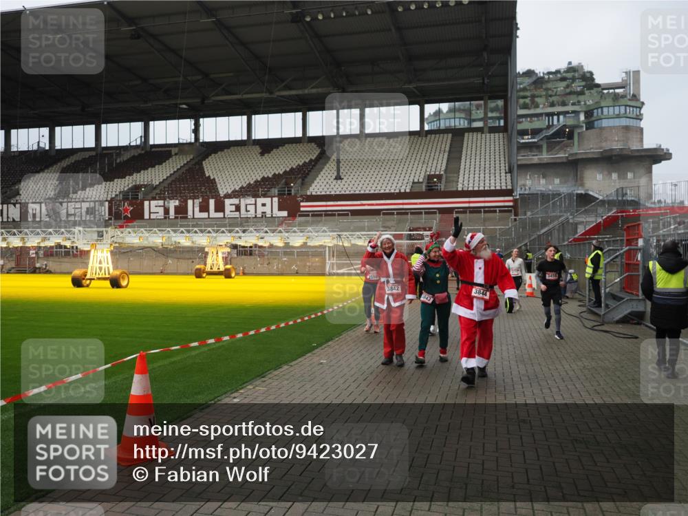 07.12.2025 - St. Pauli X-Mass-Run No. 15 Fabian Wolf http://msf.ph/oto/9423027 07.12.2025 11:56:49 Ziel 2596, 2598, 2599, 2824, 2825, 2826, 2929, 2932, 3459, 3842, 3843, 3844, 4172, 4174 meine-sportfotos.de