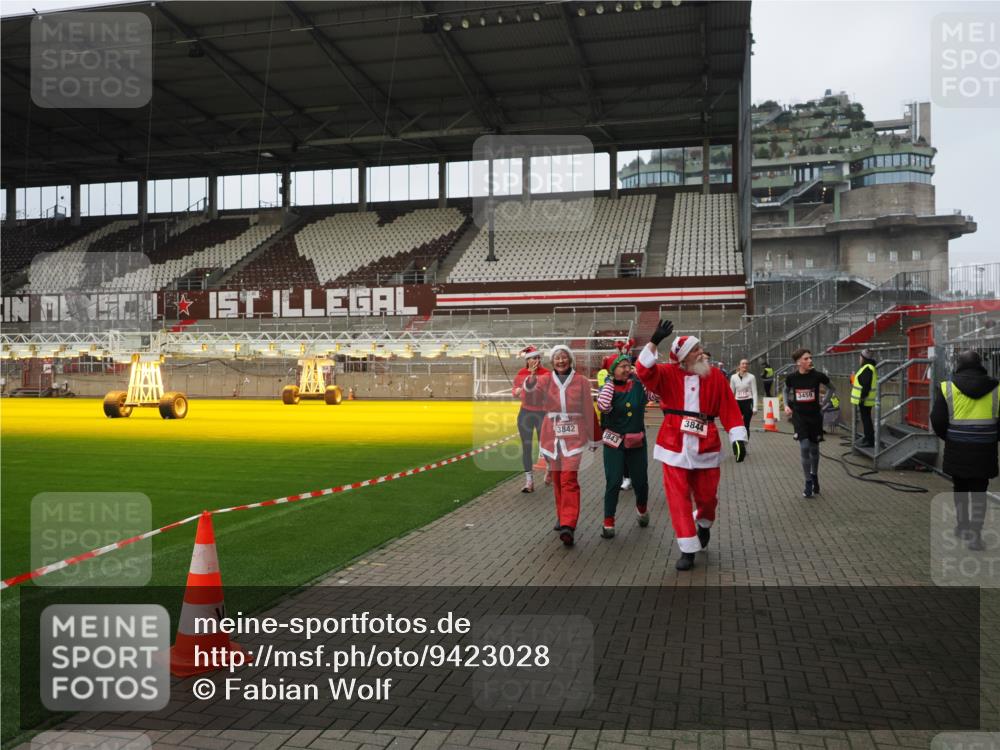 07.12.2025 - St. Pauli X-Mass-Run No. 15 Fabian Wolf http://msf.ph/oto/9423028 07.12.2025 11:56:49 Ziel 2596, 2598, 2599, 2824, 2825, 2826, 2929, 2932, 3459, 3842, 3843, 3844, 4172, 4174 meine-sportfotos.de