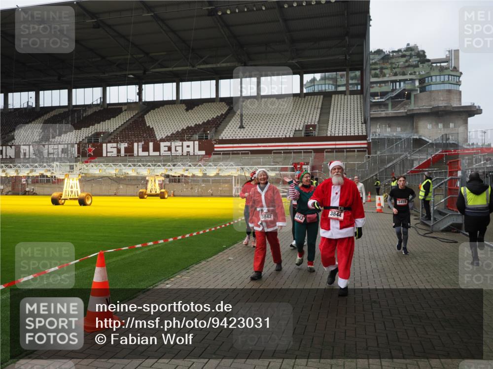 07.12.2025 - St. Pauli X-Mass-Run No. 15 Fabian Wolf http://msf.ph/oto/9423031 07.12.2025 11:56:50 Ziel 2596, 2598, 2599, 2824, 2825, 2826, 2929, 2932, 3459, 3842, 3843, 3844, 4172, 4174 meine-sportfotos.de