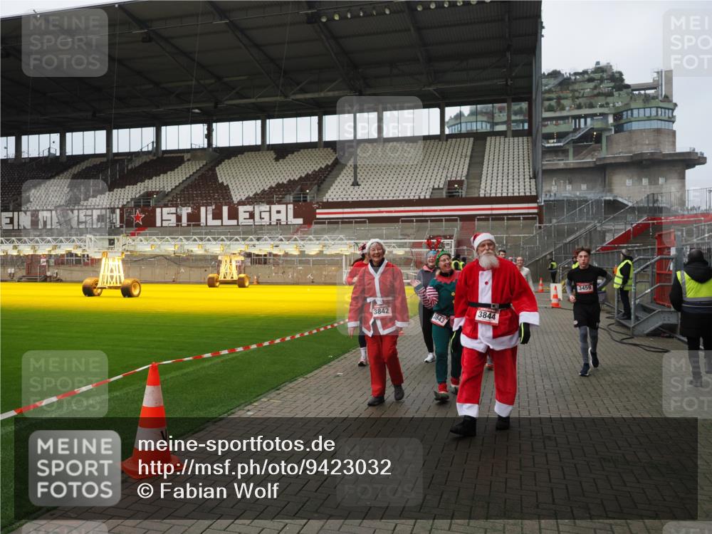 07.12.2025 - St. Pauli X-Mass-Run No. 15 Fabian Wolf http://msf.ph/oto/9423032 07.12.2025 11:56:50 Ziel 2596, 2598, 2599, 2824, 2825, 2826, 2929, 2932, 3459, 3842, 3843, 3844, 4172, 4174 meine-sportfotos.de