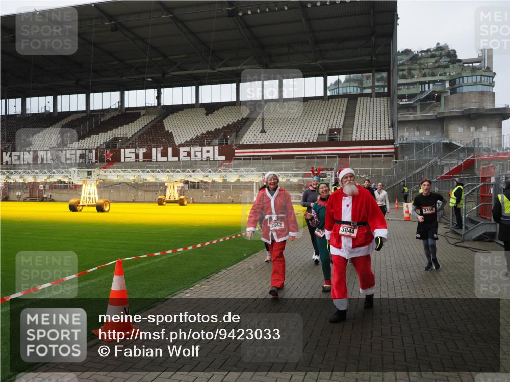 07.12.2025 - St. Pauli X-Mass-Run No. 15 Fabian Wolf http://msf.ph/oto/9423033 07.12.2025 11:56:50 Ziel 2596, 2598, 2599, 2824, 2825, 2826, 2929, 2932, 3459, 3842, 3843, 3844, 4172, 4174 meine-sportfotos.de