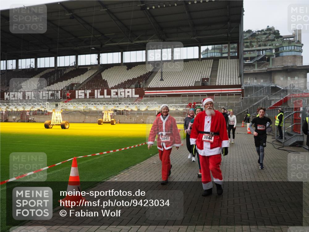 07.12.2025 - St. Pauli X-Mass-Run No. 15 Fabian Wolf http://msf.ph/oto/9423034 07.12.2025 11:56:50 Ziel 2596, 2598, 2599, 2824, 2825, 2826, 2929, 2932, 3459, 3842, 3843, 3844, 4172, 4174 meine-sportfotos.de