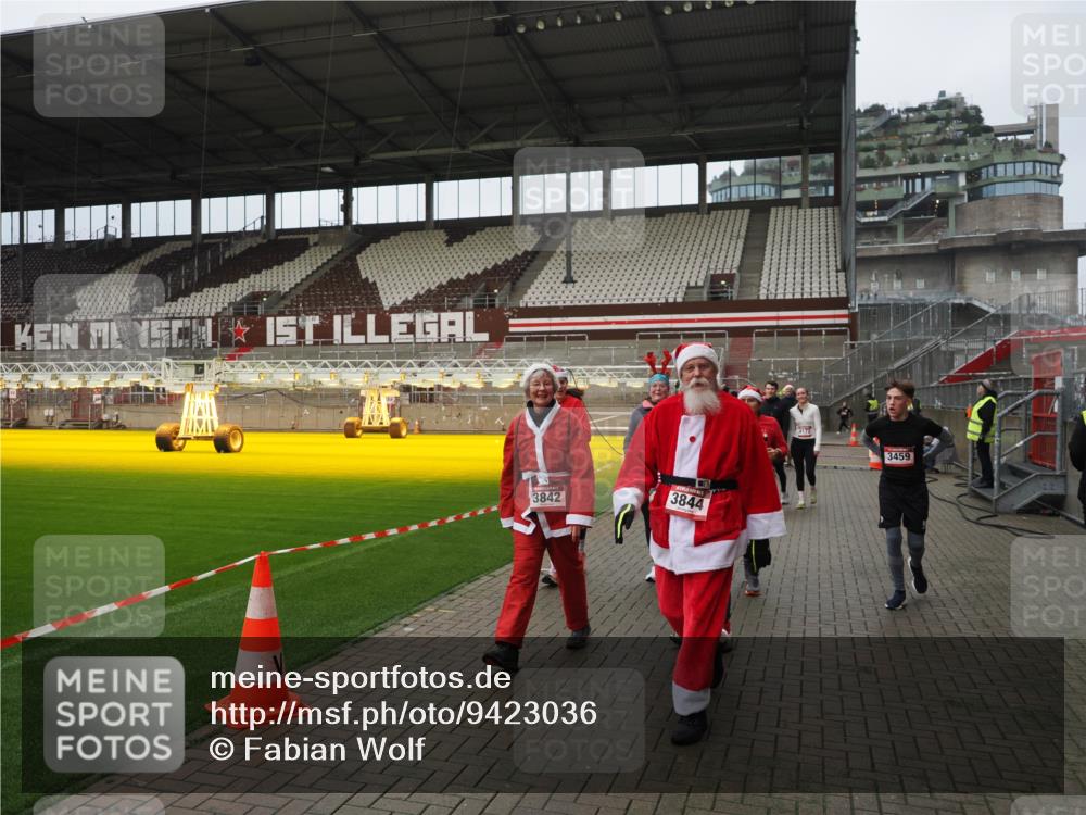 07.12.2025 - St. Pauli X-Mass-Run No. 15 Fabian Wolf http://msf.ph/oto/9423036 07.12.2025 11:56:51 Ziel 2596, 2598, 2599, 2824, 2825, 2826, 2929, 2932, 3459, 3842, 3843, 3844, 4172, 4174 meine-sportfotos.de