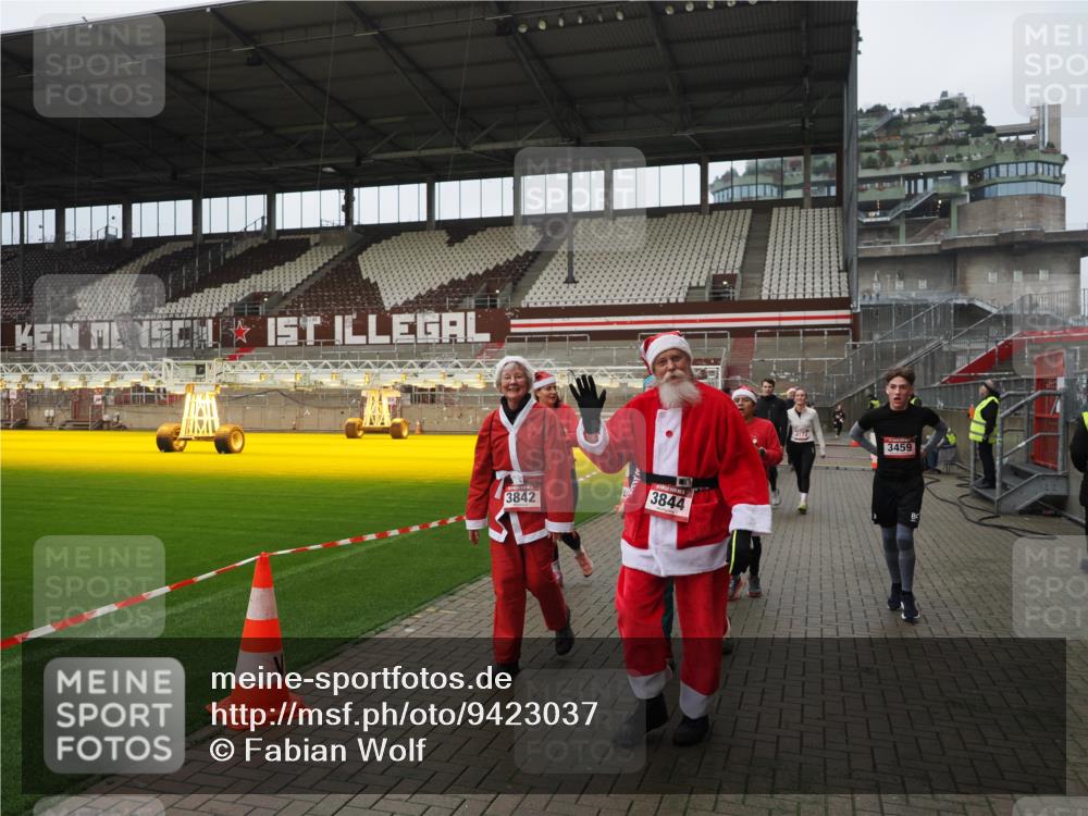 07.12.2025 - St. Pauli X-Mass-Run No. 15 Fabian Wolf http://msf.ph/oto/9423037 07.12.2025 11:56:51 Ziel 2596, 2598, 2599, 2824, 2825, 2826, 2929, 2932, 3459, 3842, 3843, 3844, 4172, 4174 meine-sportfotos.de
