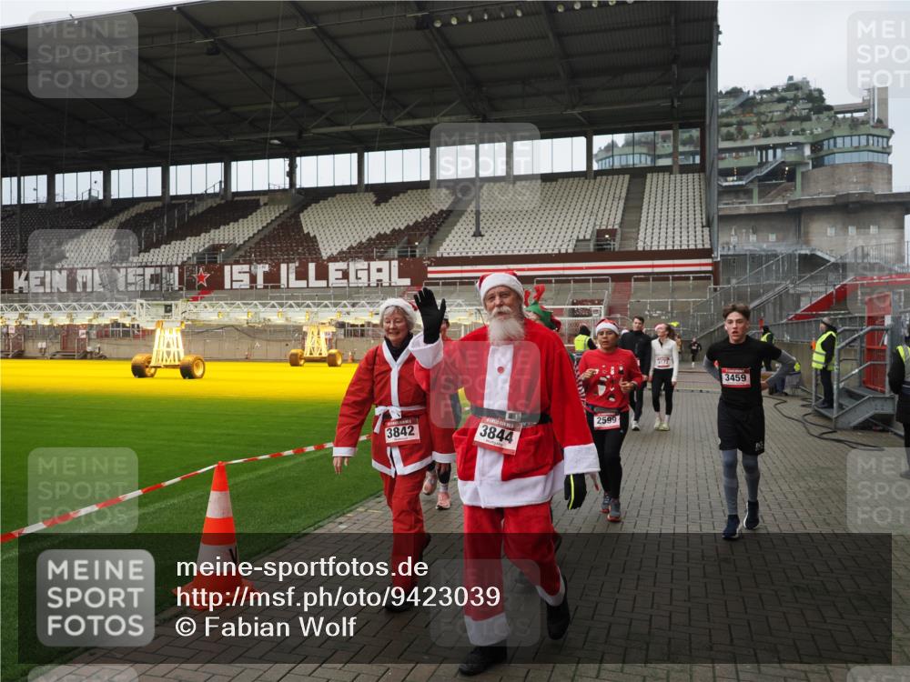 07.12.2025 - St. Pauli X-Mass-Run No. 15 Fabian Wolf http://msf.ph/oto/9423039 07.12.2025 11:56:51 Ziel 2596, 2598, 2599, 2824, 2825, 2826, 2929, 2932, 3459, 3842, 3843, 3844, 4172, 4174 meine-sportfotos.de