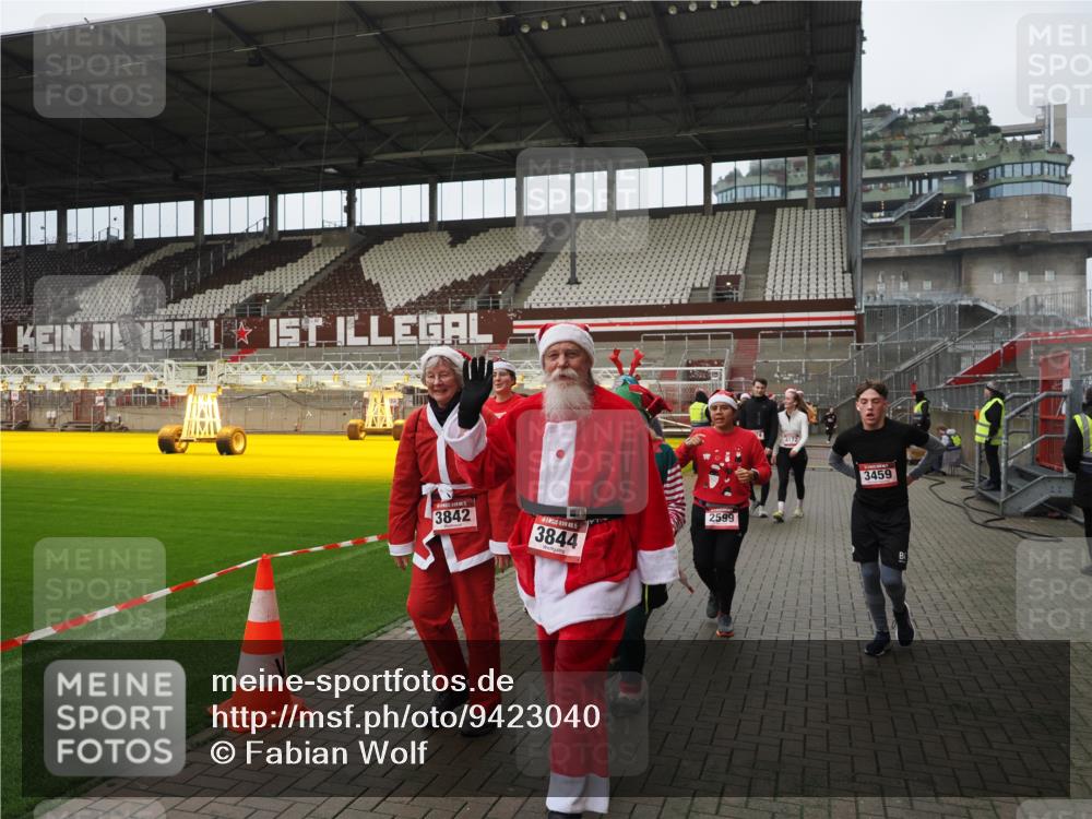 07.12.2025 - St. Pauli X-Mass-Run No. 15 Fabian Wolf http://msf.ph/oto/9423040 07.12.2025 11:56:52 Ziel 2596, 2598, 2599, 2824, 2825, 2826, 2929, 2932, 3383, 3459, 3842, 3843, 3844, 4172, 4174 meine-sportfotos.de