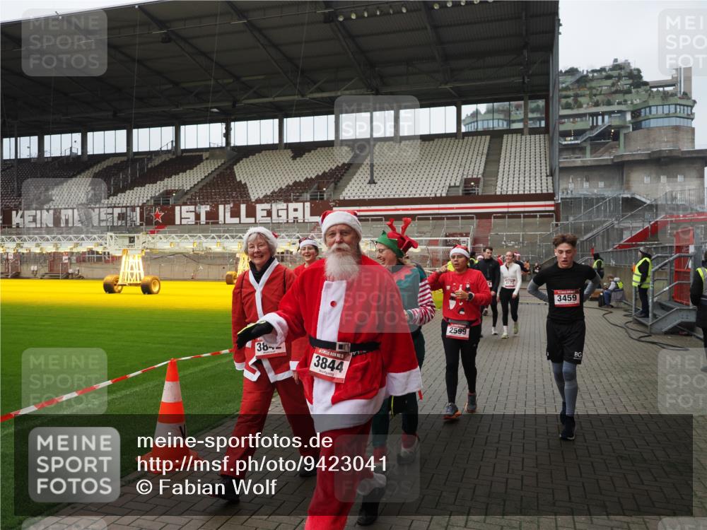 07.12.2025 - St. Pauli X-Mass-Run No. 15 Fabian Wolf http://msf.ph/oto/9423041 07.12.2025 11:56:52 Ziel 2596, 2598, 2599, 2824, 2825, 2826, 2929, 2932, 3383, 3459, 3842, 3843, 3844, 4172, 4174 meine-sportfotos.de