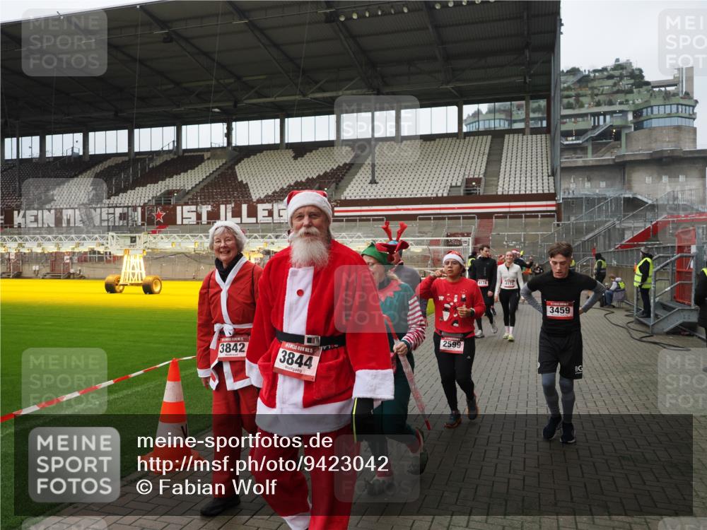 07.12.2025 - St. Pauli X-Mass-Run No. 15 Fabian Wolf http://msf.ph/oto/9423042 07.12.2025 11:56:52 Ziel 2596, 2598, 2599, 2824, 2825, 2826, 2929, 2932, 3383, 3459, 3842, 3843, 3844, 4172, 4174 meine-sportfotos.de