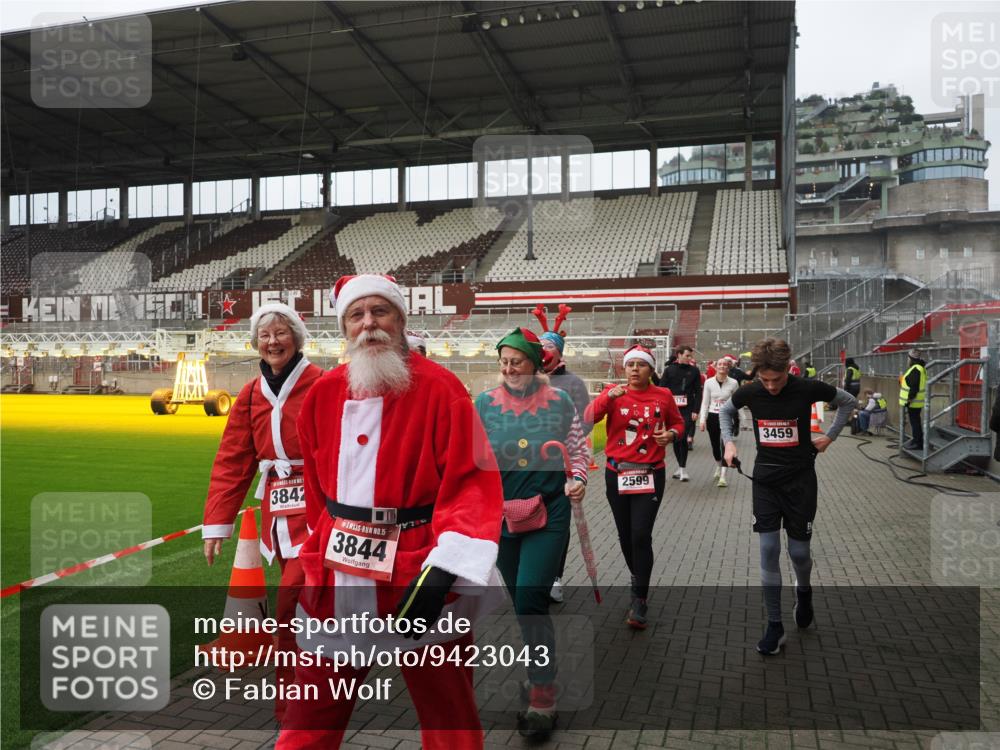 07.12.2025 - St. Pauli X-Mass-Run No. 15 Fabian Wolf http://msf.ph/oto/9423043 07.12.2025 11:56:52 Ziel 2596, 2598, 2599, 2824, 2825, 2826, 2929, 2932, 3383, 3459, 3842, 3843, 3844, 4172, 4174 meine-sportfotos.de