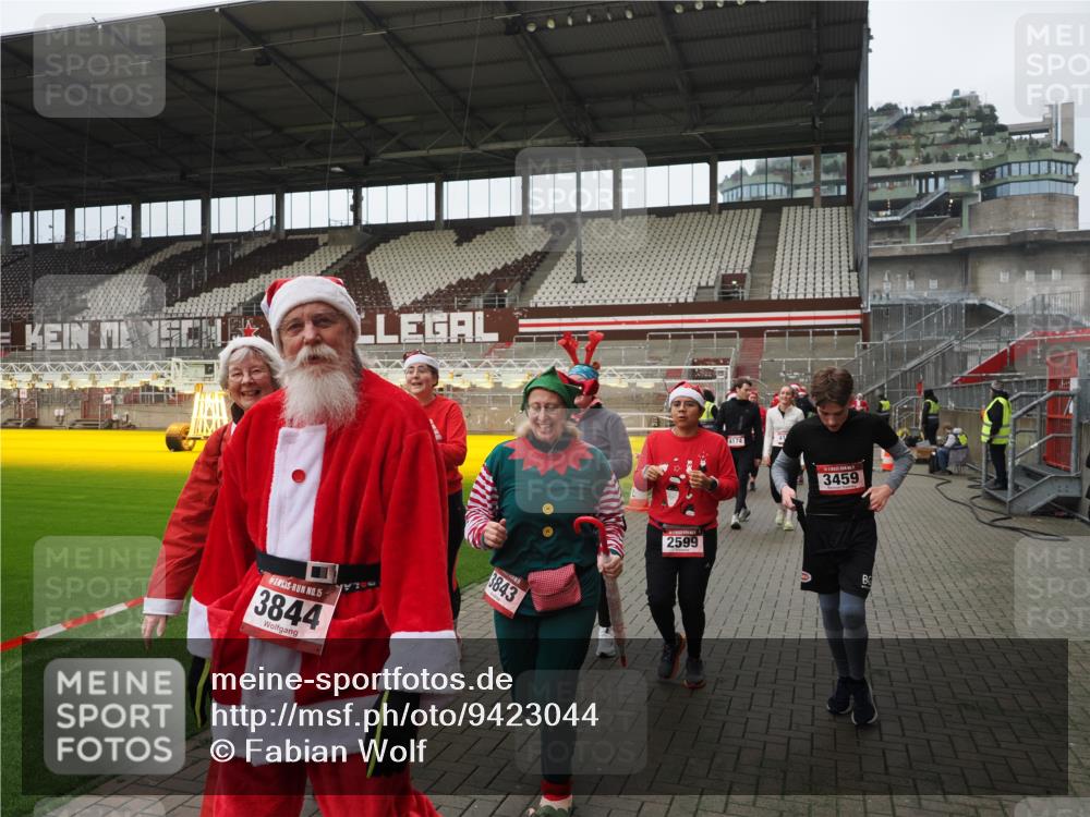 07.12.2025 - St. Pauli X-Mass-Run No. 15 Fabian Wolf http://msf.ph/oto/9423044 07.12.2025 11:56:52 Ziel 2596, 2598, 2599, 2824, 2825, 2826, 2929, 2932, 3383, 3459, 3842, 3843, 3844, 4172, 4174 meine-sportfotos.de