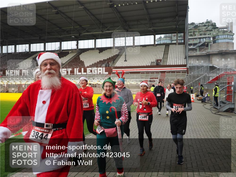 07.12.2025 - St. Pauli X-Mass-Run No. 15 Fabian Wolf http://msf.ph/oto/9423045 07.12.2025 11:56:53 Ziel 2596, 2598, 2599, 2824, 2825, 2826, 2929, 2932, 3383, 3459, 3842, 3843, 3844, 4172, 4174 meine-sportfotos.de