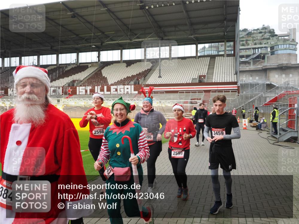 07.12.2025 - St. Pauli X-Mass-Run No. 15 Fabian Wolf http://msf.ph/oto/9423046 07.12.2025 11:56:53 Ziel 2596, 2598, 2599, 2824, 2825, 2826, 2929, 2932, 3383, 3459, 3842, 3843, 3844, 4172, 4174 meine-sportfotos.de