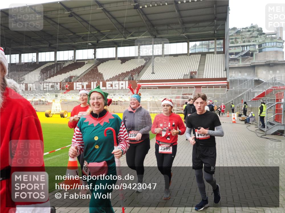 07.12.2025 - St. Pauli X-Mass-Run No. 15 Fabian Wolf http://msf.ph/oto/9423047 07.12.2025 11:56:53 Ziel 2596, 2598, 2599, 2824, 2825, 2826, 2929, 2932, 3383, 3459, 3842, 3843, 3844, 4172, 4174 meine-sportfotos.de