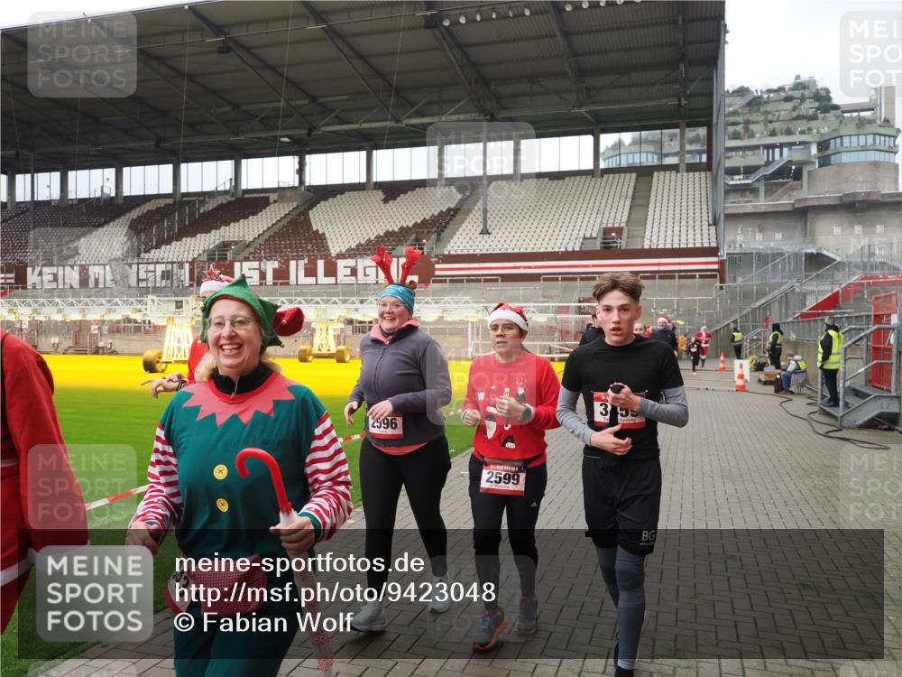 07.12.2025 - St. Pauli X-Mass-Run No. 15 Fabian Wolf http://msf.ph/oto/9423048 07.12.2025 11:56:53 Ziel 2596, 2598, 2599, 2824, 2825, 2826, 2929, 2932, 3383, 3459, 3842, 3843, 3844, 4172, 4174 meine-sportfotos.de