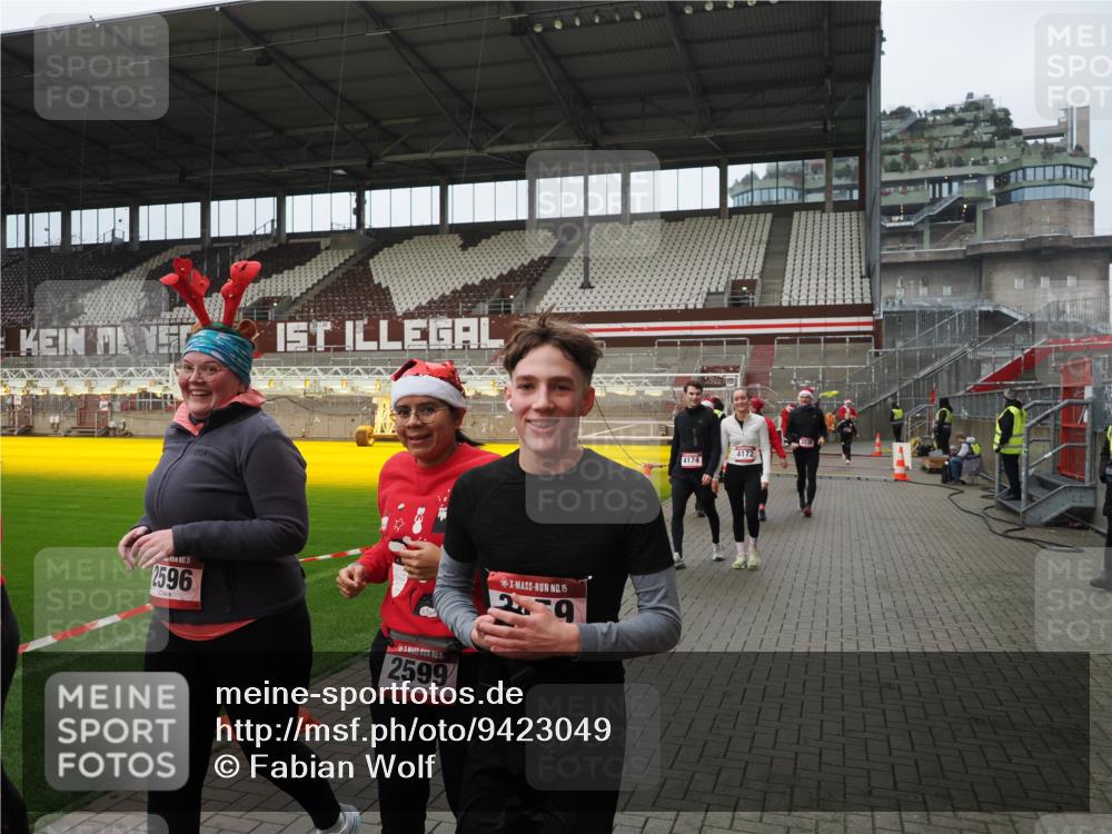 07.12.2025 - St. Pauli X-Mass-Run No. 15 Fabian Wolf http://msf.ph/oto/9423049 07.12.2025 11:56:54 Ziel 1271, 2596, 2598, 2599, 2824, 2825, 2826, 2932, 3383, 3459, 3842, 3844, 4172, 4174 meine-sportfotos.de