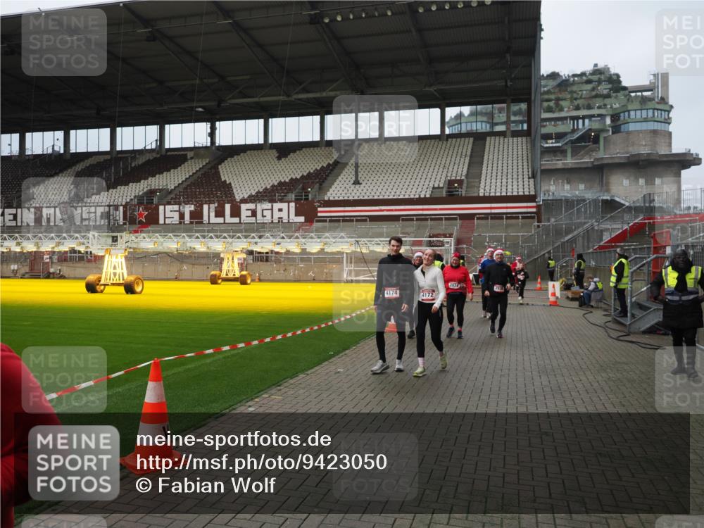 07.12.2025 - St. Pauli X-Mass-Run No. 15 Fabian Wolf http://msf.ph/oto/9423050 07.12.2025 11:56:55 Ziel 1271, 2596, 2598, 2599, 2824, 2825, 2826, 3383, 3459, 3842, 3844, 4172, 4174 meine-sportfotos.de