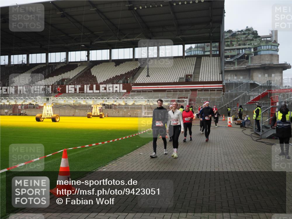 07.12.2025 - St. Pauli X-Mass-Run No. 15 Fabian Wolf http://msf.ph/oto/9423051 07.12.2025 11:56:55 Ziel 1271, 2596, 2598, 2599, 2824, 2825, 2826, 3383, 3459, 3842, 3844, 4172, 4174 meine-sportfotos.de