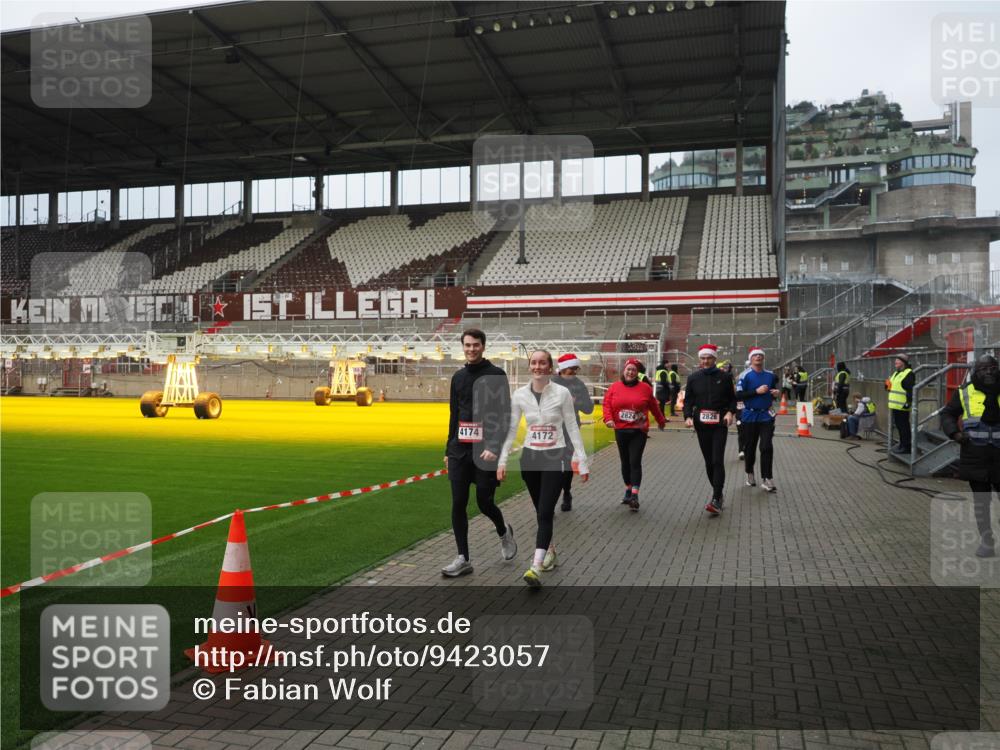 07.12.2025 - St. Pauli X-Mass-Run No. 15 Fabian Wolf http://msf.ph/oto/9423057 07.12.2025 11:56:56 Ziel 722, 1271, 2596, 2598, 2599, 2824, 2825, 2826, 3383, 3459, 4172, 4174 meine-sportfotos.de