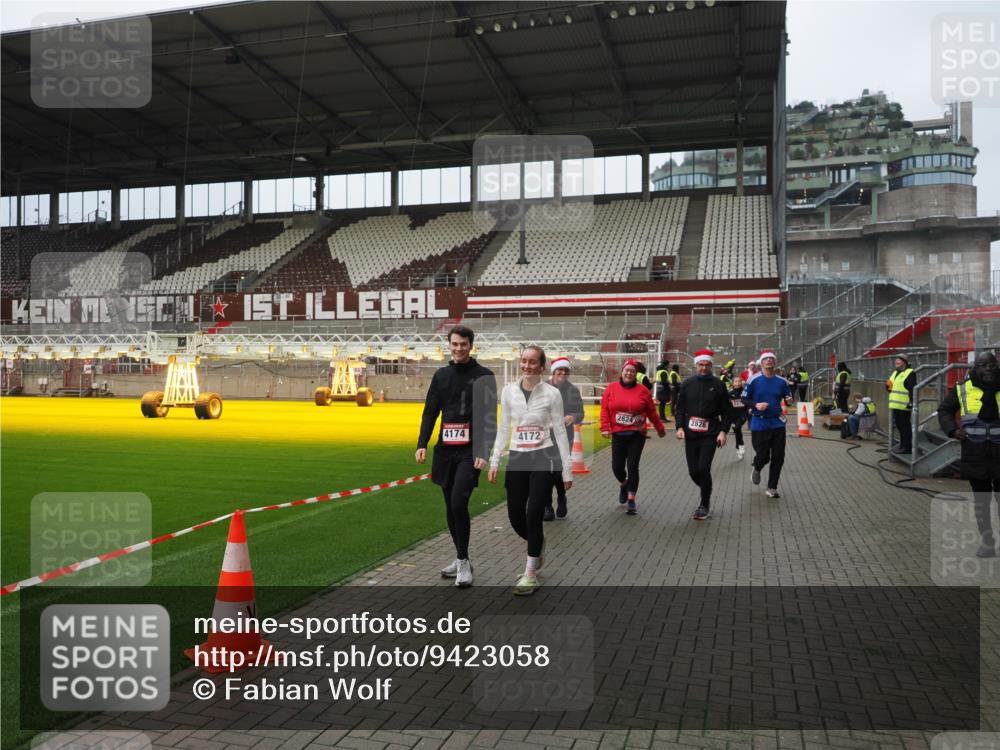 07.12.2025 - St. Pauli X-Mass-Run No. 15 Fabian Wolf http://msf.ph/oto/9423058 07.12.2025 11:56:57 Ziel 722, 1271, 2596, 2598, 2599, 2824, 2825, 2826, 3383, 3459, 4172, 4174 meine-sportfotos.de