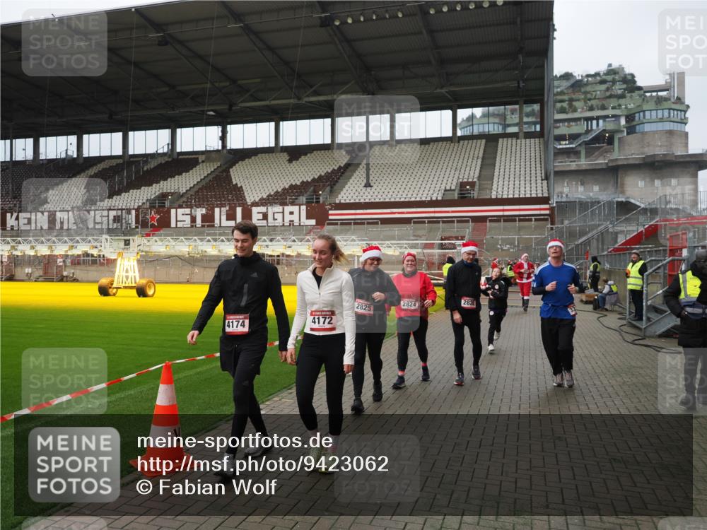 07.12.2025 - St. Pauli X-Mass-Run No. 15 Fabian Wolf http://msf.ph/oto/9423062 07.12.2025 11:56:58 Ziel 722, 1271, 2596, 2598, 2599, 2824, 2825, 2826, 3383, 3459, 4172, 4174 meine-sportfotos.de