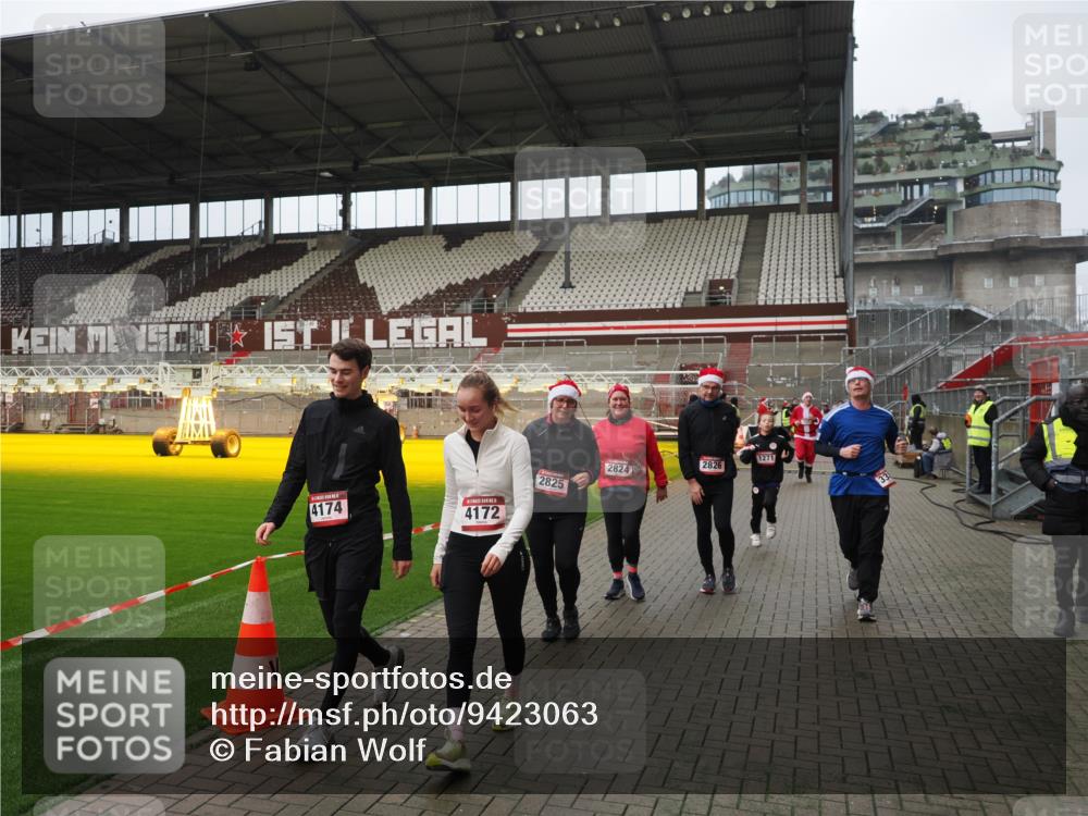 07.12.2025 - St. Pauli X-Mass-Run No. 15 Fabian Wolf http://msf.ph/oto/9423063 07.12.2025 11:56:58 Ziel 722, 1271, 2596, 2598, 2599, 2824, 2825, 2826, 3383, 3459, 4172, 4174 meine-sportfotos.de