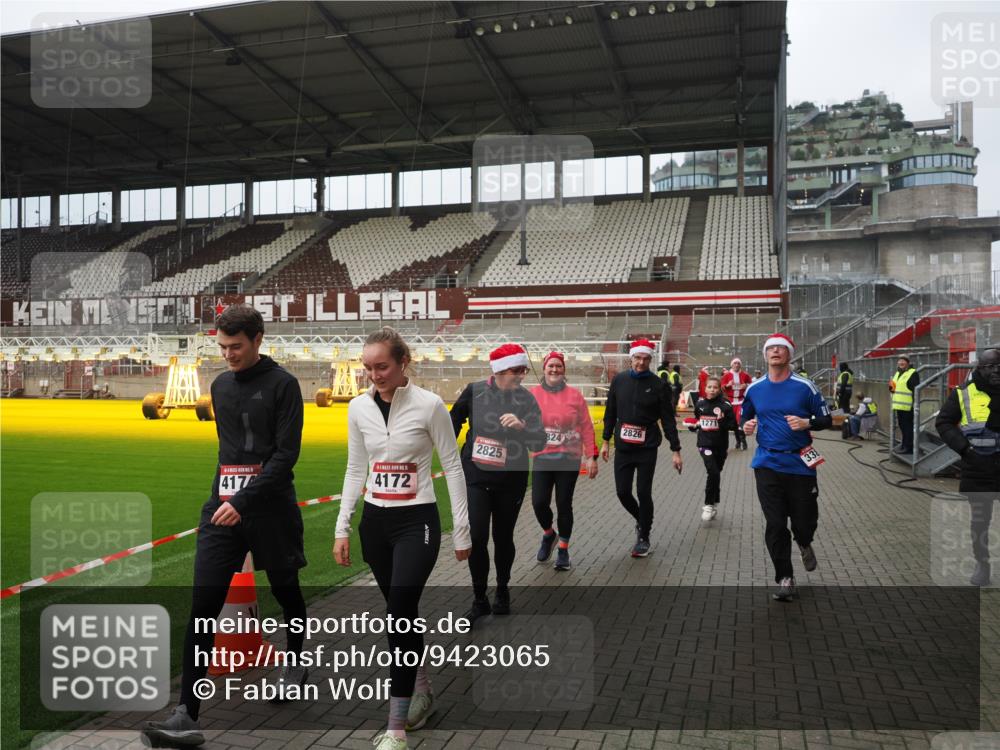 07.12.2025 - St. Pauli X-Mass-Run No. 15 Fabian Wolf http://msf.ph/oto/9423065 07.12.2025 11:56:58 Ziel 722, 1271, 2596, 2598, 2599, 2824, 2825, 2826, 3383, 3459, 4172, 4174 meine-sportfotos.de