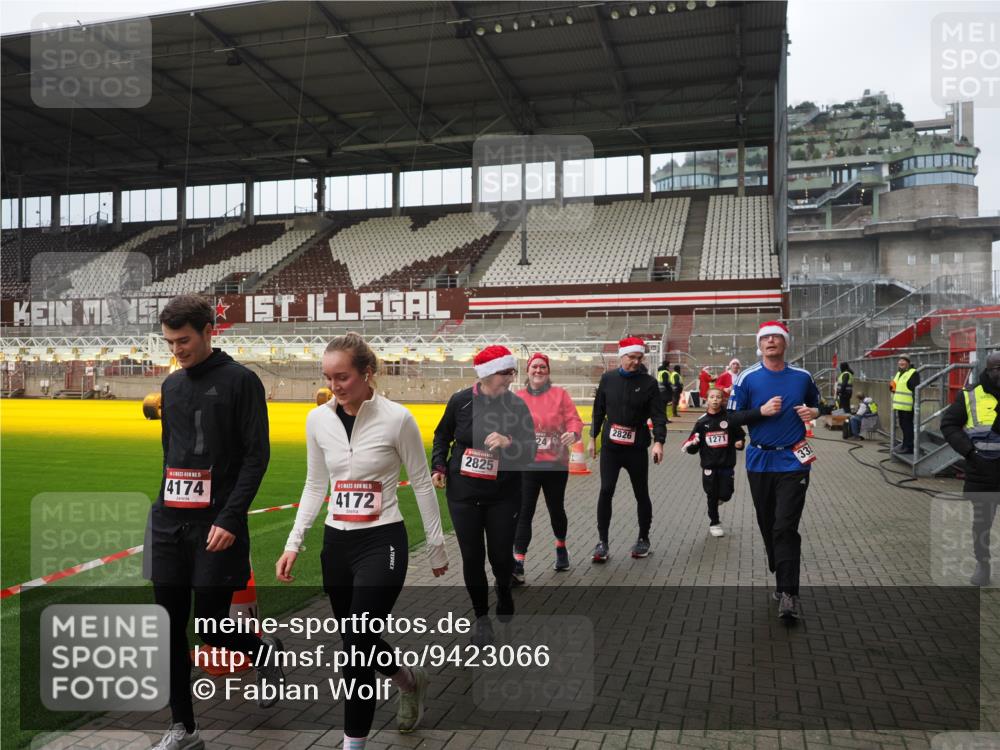 07.12.2025 - St. Pauli X-Mass-Run No. 15 Fabian Wolf http://msf.ph/oto/9423066 07.12.2025 11:56:58 Ziel 722, 1271, 2596, 2598, 2599, 2824, 2825, 2826, 3383, 3459, 4172, 4174 meine-sportfotos.de