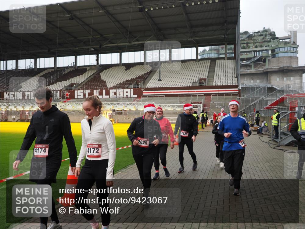 07.12.2025 - St. Pauli X-Mass-Run No. 15 Fabian Wolf http://msf.ph/oto/9423067 07.12.2025 11:56:59 Ziel 722, 1271, 2596, 2598, 2599, 2824, 2825, 2826, 3383, 3459, 4172, 4174 meine-sportfotos.de