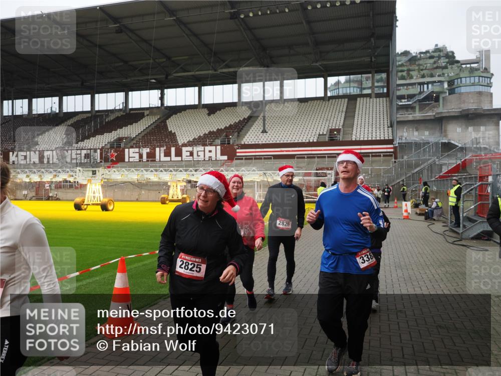 07.12.2025 - St. Pauli X-Mass-Run No. 15 Fabian Wolf http://msf.ph/oto/9423071 07.12.2025 11:56:59 Ziel 722, 1271, 2596, 2598, 2599, 2824, 2825, 2826, 3383, 3459, 4172, 4174 meine-sportfotos.de
