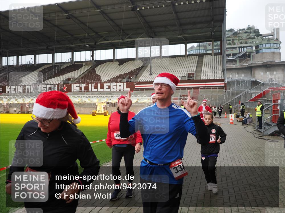07.12.2025 - St. Pauli X-Mass-Run No. 15 Fabian Wolf http://msf.ph/oto/9423074 07.12.2025 11:57:00 Ziel 722, 1271, 2596, 2598, 2599, 2824, 2825, 2826, 3383, 3459, 4172, 4174 meine-sportfotos.de