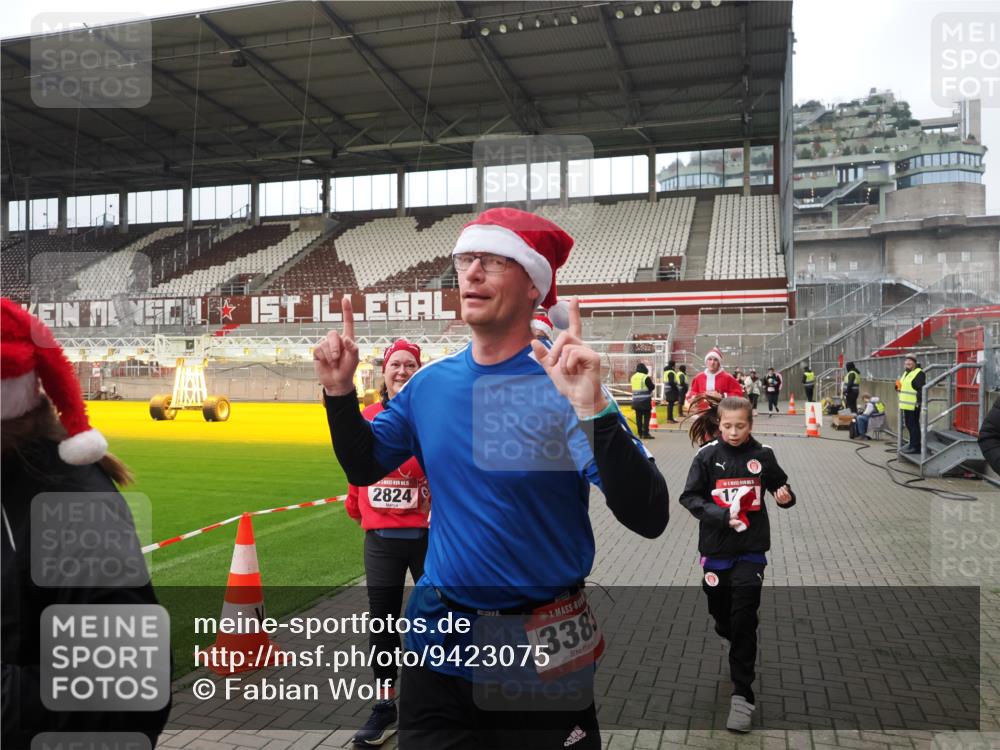 07.12.2025 - St. Pauli X-Mass-Run No. 15 Fabian Wolf http://msf.ph/oto/9423075 07.12.2025 11:57:00 Ziel 722, 1271, 2596, 2598, 2599, 2824, 2825, 2826, 3383, 3459, 4172, 4174 meine-sportfotos.de