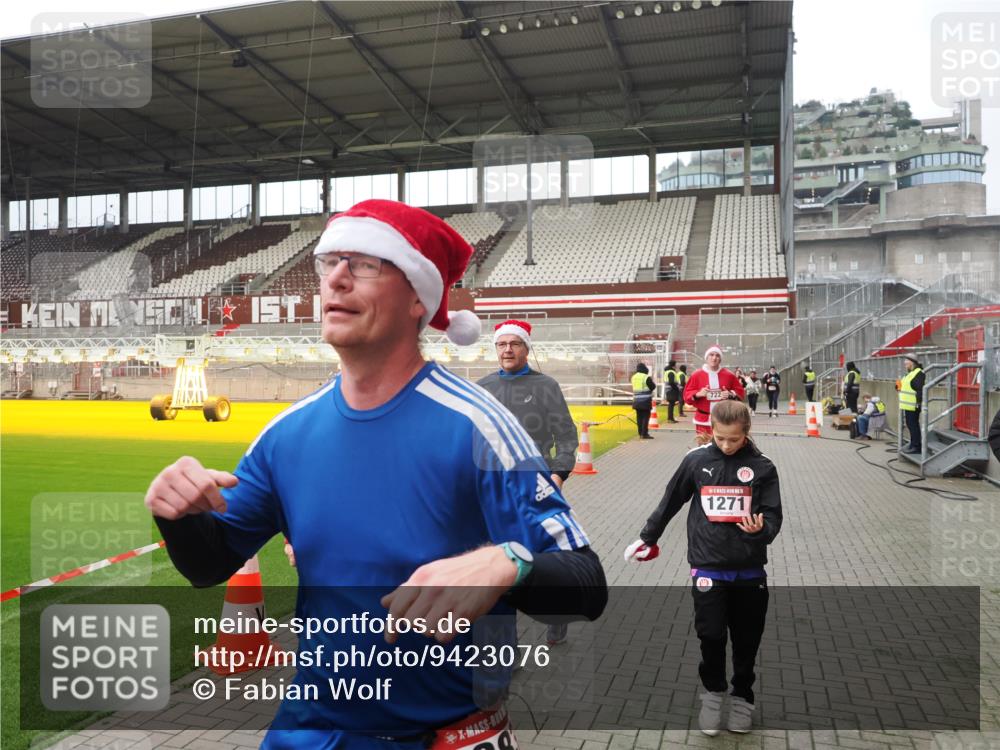 07.12.2025 - St. Pauli X-Mass-Run No. 15 Fabian Wolf http://msf.ph/oto/9423076 07.12.2025 11:57:00 Ziel 722, 1271, 2596, 2598, 2599, 2824, 2825, 2826, 3383, 3459, 4172, 4174 meine-sportfotos.de