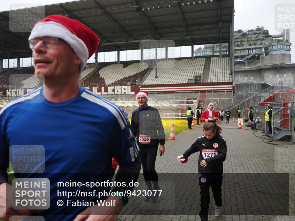07.12.2025 - St. Pauli X-Mass-Run No. 15 Fabian Wolf http://msf.ph/oto/9423077 07.12.2025 11:57:01 Ziel 722, 1271, 1836, 1877, 2596, 2598, 2599, 2824, 2825, 2826, 3383, 3459, 4172, 4174 meine-sportfotos.de