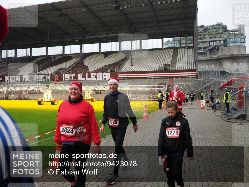 07.12.2025 - St. Pauli X-Mass-Run No. 15 Fabian Wolf http://msf.ph/oto/9423078 07.12.2025 11:57:01 Ziel 722, 1271, 1836, 1877, 2596, 2598, 2599, 2824, 2825, 2826, 3383, 3459, 4172, 4174 meine-sportfotos.de