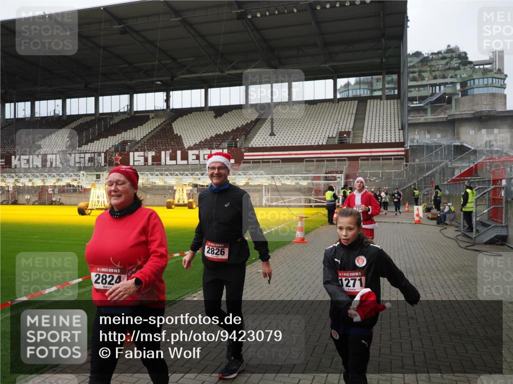 07.12.2025 - St. Pauli X-Mass-Run No. 15 Fabian Wolf http://msf.ph/oto/9423079 07.12.2025 11:57:01 Ziel 722, 1271, 1836, 1877, 2596, 2598, 2599, 2824, 2825, 2826, 3383, 3459, 4172, 4174 meine-sportfotos.de