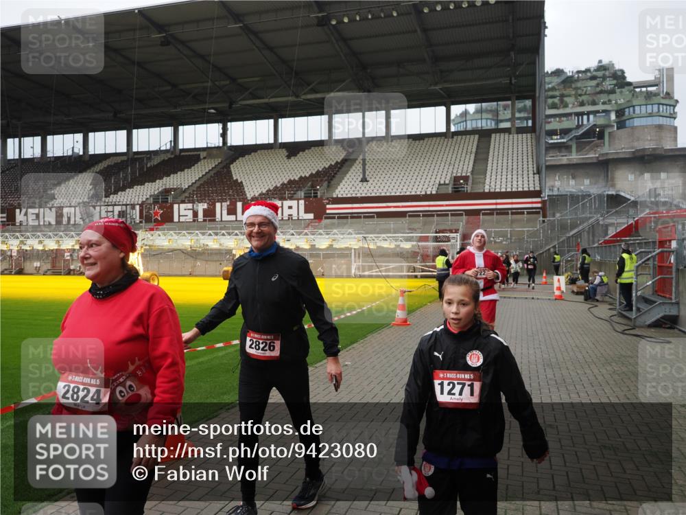 07.12.2025 - St. Pauli X-Mass-Run No. 15 Fabian Wolf http://msf.ph/oto/9423080 07.12.2025 11:57:01 Ziel 722, 1271, 1836, 1877, 2596, 2598, 2599, 2824, 2825, 2826, 3383, 3459, 4172, 4174 meine-sportfotos.de