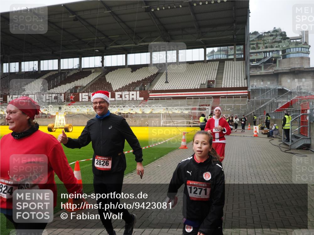 07.12.2025 - St. Pauli X-Mass-Run No. 15 Fabian Wolf http://msf.ph/oto/9423081 07.12.2025 11:57:01 Ziel 722, 1271, 1836, 1877, 2596, 2598, 2599, 2824, 2825, 2826, 3383, 3459, 4172, 4174 meine-sportfotos.de