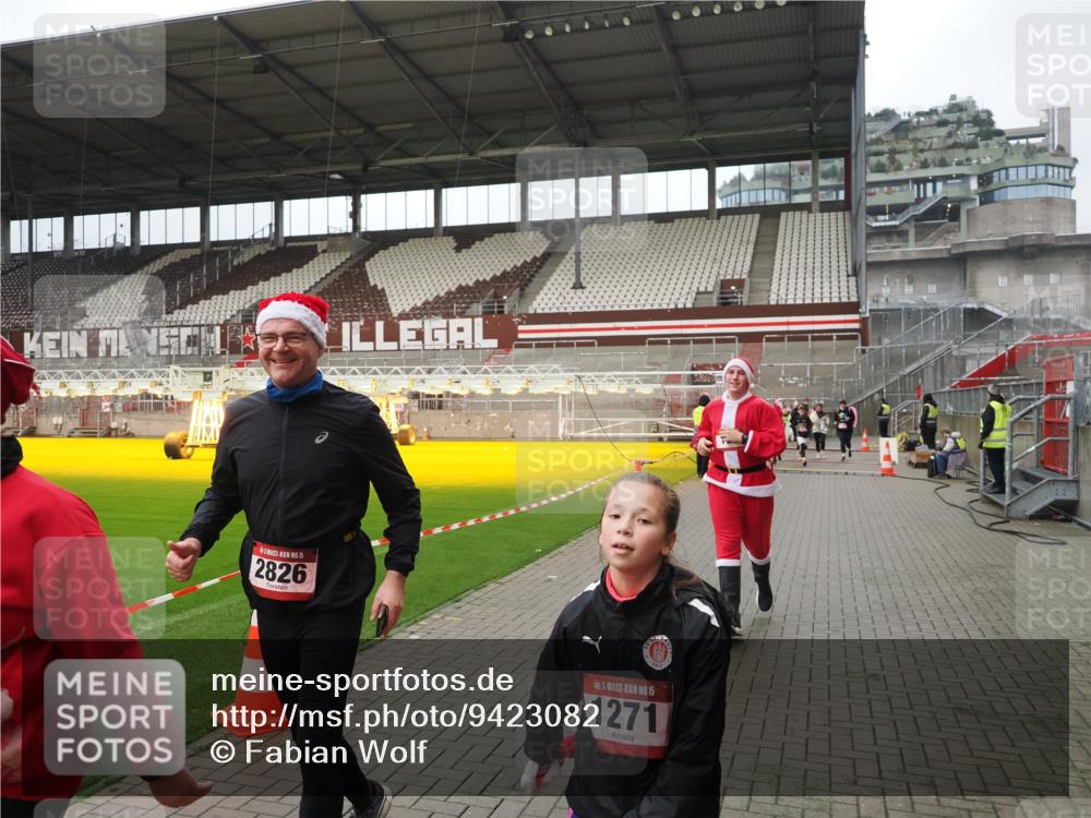 07.12.2025 - St. Pauli X-Mass-Run No. 15 Fabian Wolf http://msf.ph/oto/9423082 07.12.2025 11:57:02 Ziel 722, 1271, 1836, 1877, 2496, 2824, 2825, 2826, 3383, 3459, 4172, 4174 meine-sportfotos.de