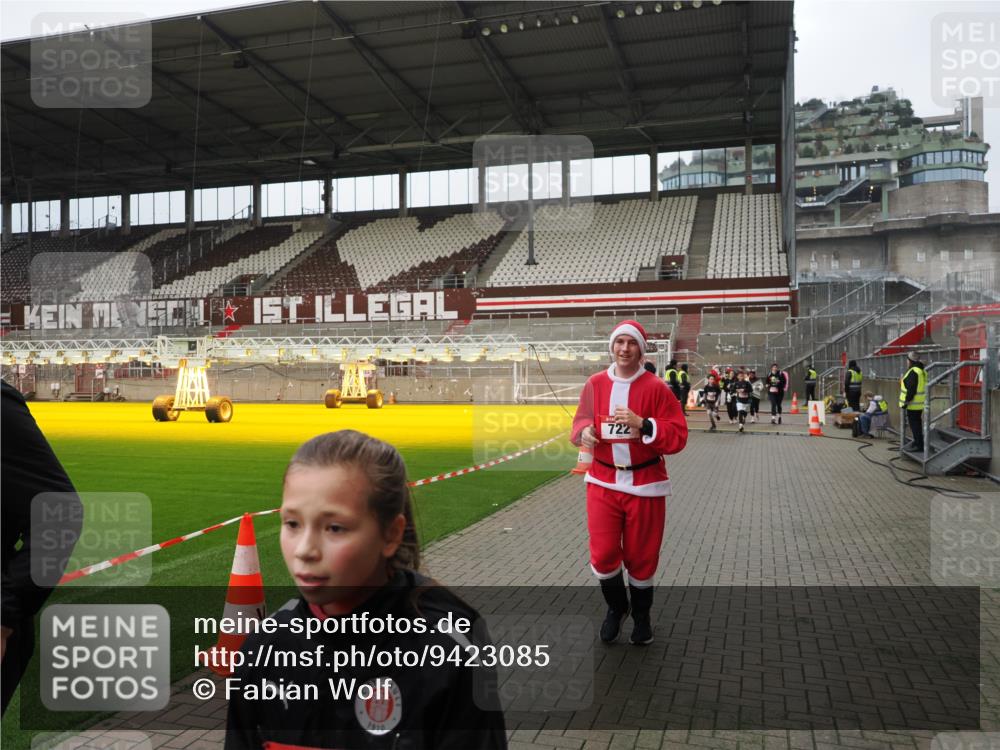 07.12.2025 - St. Pauli X-Mass-Run No. 15 Fabian Wolf http://msf.ph/oto/9423085 07.12.2025 11:57:02 Ziel 722, 1271, 1836, 1877, 2496, 2824, 2825, 2826, 3383, 3459, 4172, 4174 meine-sportfotos.de