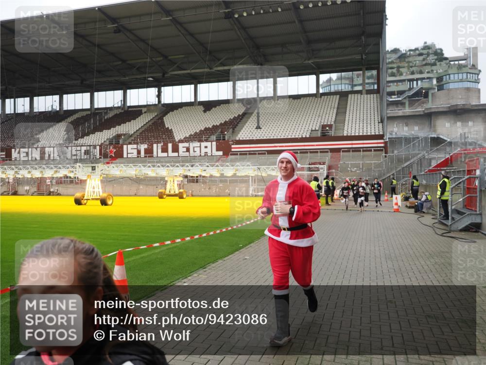 07.12.2025 - St. Pauli X-Mass-Run No. 15 Fabian Wolf http://msf.ph/oto/9423086 07.12.2025 11:57:02 Ziel 722, 1271, 1836, 1877, 2496, 2824, 2825, 2826, 3383, 3459, 4172, 4174 meine-sportfotos.de