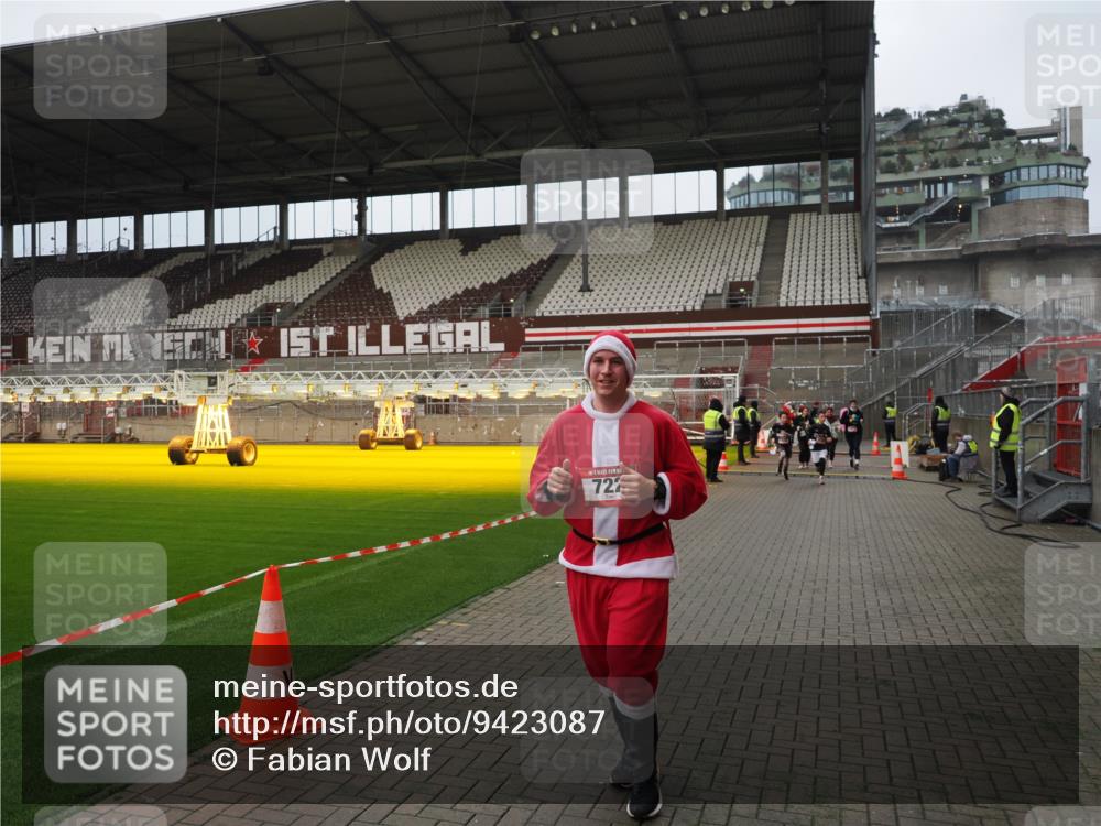 07.12.2025 - St. Pauli X-Mass-Run No. 15 Fabian Wolf http://msf.ph/oto/9423087 07.12.2025 11:57:03 Ziel 722, 1271, 1836, 1877, 2496, 2824, 2825, 2826, 3383, 3459 meine-sportfotos.de