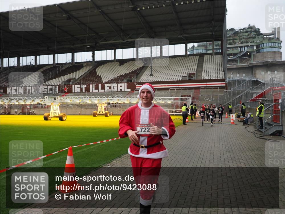 07.12.2025 - St. Pauli X-Mass-Run No. 15 Fabian Wolf http://msf.ph/oto/9423088 07.12.2025 11:57:03 Ziel 722, 1271, 1836, 1877, 2496, 2824, 2825, 2826, 3383, 3459 meine-sportfotos.de