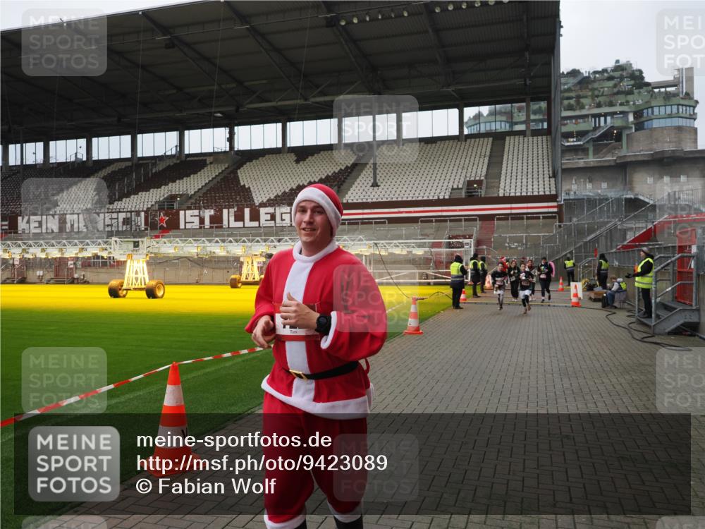 07.12.2025 - St. Pauli X-Mass-Run No. 15 Fabian Wolf http://msf.ph/oto/9423089 07.12.2025 11:57:03 Ziel 722, 1271, 1836, 1877, 2496, 2824, 2825, 2826, 3383, 3459 meine-sportfotos.de